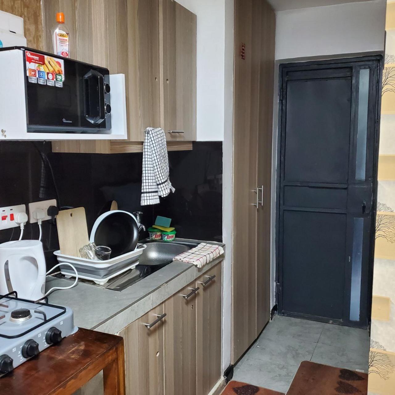 Appartement Lovely & Cozy Compact Studio Near Airport With Rooftop View à Nairobi Extérieur photo