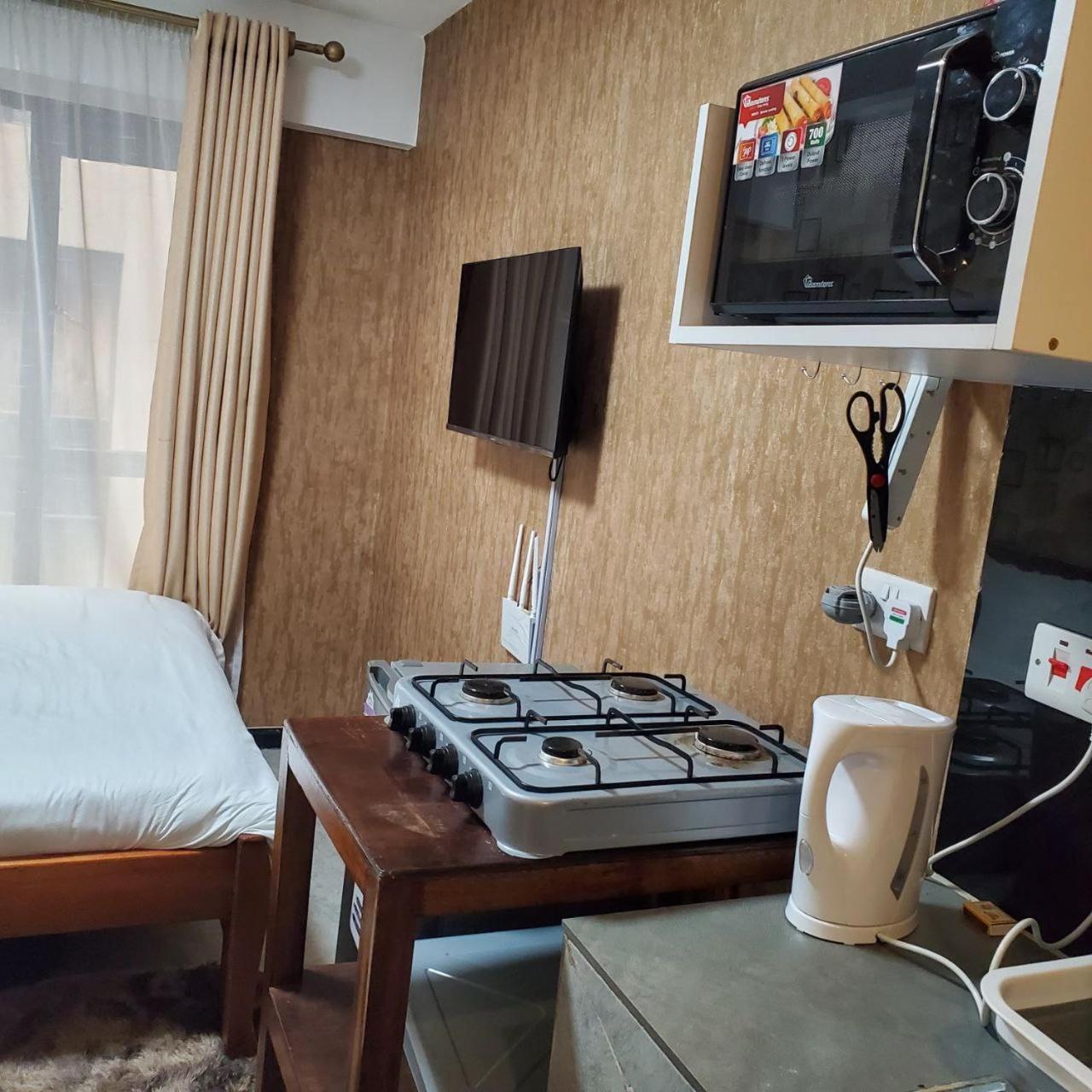 Appartement Lovely & Cozy Compact Studio Near Airport With Rooftop View à Nairobi Extérieur photo